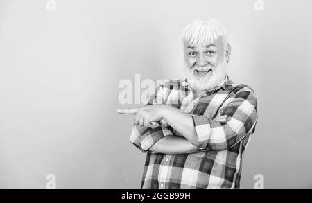 Typischer Opa. Emotional reifer Hipster. Aufrichtige Großeltern. Ältere Menschen. Bärtiger Mann mit weißen Haaren trägt kariertes Hemd. Bart und Gesichtsbehandlung Stockfoto