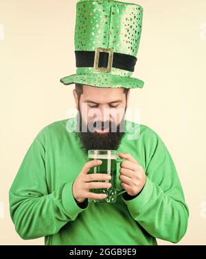 Irish Pub. Becher mit grünem Bier. Bier trinken Teil der Feier. Bar-Sonderangebot. Alkoholkonsum integraler Bestandteil st. patricks Tag. Irische Tradition Stockfoto