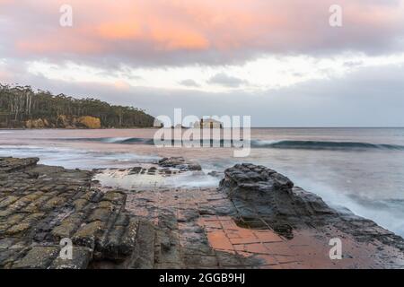 Blick auf den Tessellierten Straßenbelag an einer Küste, in Eaglehawk Neck, Tasmanien, Australien bei Sonnenuntergang Stockfoto