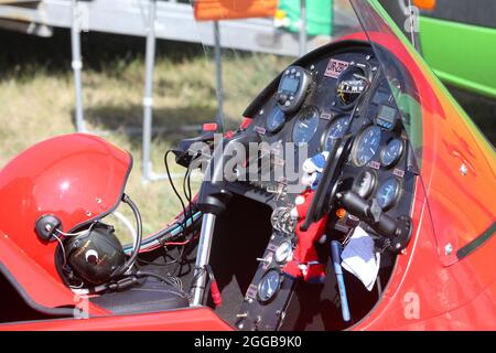 REGION KHARKIV, UKRAINE - 28. AUGUST 2021 - das Bedienfeld ist im Cockpit eines Flugzeugs während der Flugschau KharkivAviaFest 2021 auf der Ko zu sehen Stockfoto