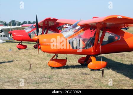 REGION KHARKIV, UKRAINE - 28. AUGUST 2021 - Aeroprakt A-32 Ultraleichtflugzeuge werden während der KharkivAviaFest 2021 Flugschau im Kor am Boden gesehen Stockfoto