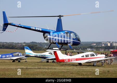 REGION KHARKIV, UKRAINE - 28. AUGUST 2021 - Flugzeuge werden während der Flugschau KharkivAviaFest 2021 auf dem Korotych-Flugplatz, Novyi Korotych vil, gesehen Stockfoto