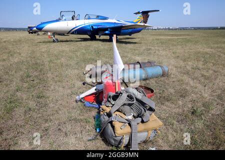 REGION KHARKIV, UKRAINE - 28. AUGUST 2021 - die Ausrüstung liegt auf dem Boden neben Flugzeugen während der Flugschau KharkivAviaFest 2021 auf der Korotych ae Stockfoto