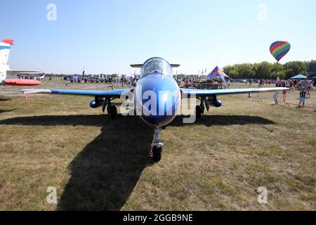 REGION KHARKIV, UKRAINE - 28. AUGUST 2021 - EIN Flugzeug wird während der Flugschau KharkivAviaFest 2021 auf dem Flugplatz Korotych, Dorf Novyi Korotych, gesehen Stockfoto