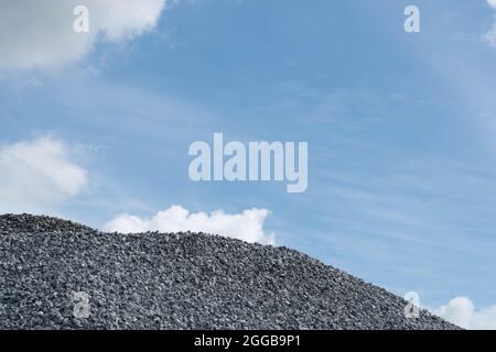 Kies verwendet, um Beton zu machen, mit Asphalt zu mischen, Schotterstraße oder Schotterweg zu schaffen, Schotterboden und Schottergraden zu schaffen. Wir bringen sie zu Stockfoto