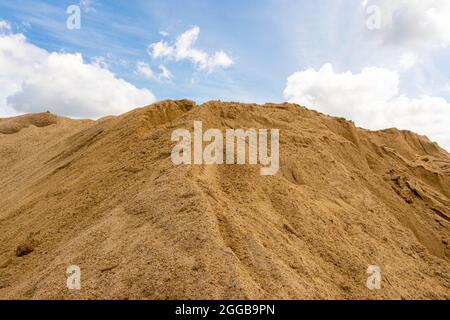 Grober Sandhaufen und finden Granular Sandhaufen und füllen Sandhaufen. Verwendet, um Beton zu machen, um Pfad zu schaffen, um Boden zu schaffen. Sand Textur, Sand Bac Stockfoto