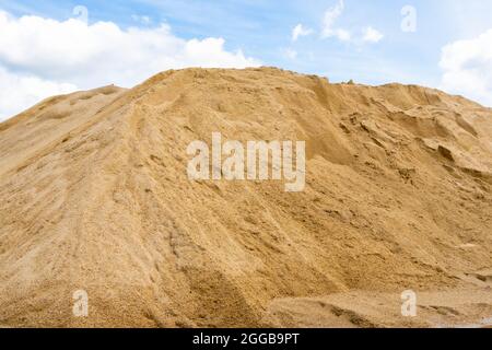 Grober Sandhaufen und finden Granular Sandhaufen und füllen Sandhaufen. Verwendet, um Beton zu machen, um Pfad zu schaffen, um Boden zu schaffen. Sand Textur, Sand Bac Stockfoto