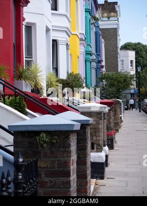 Notting Hill, London, Großbritannien. Farbenfrohe Häuser an der Lancaster Road im Westen Londons Stockfoto