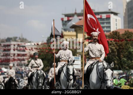 Türkische Soldaten saßen während der Militärparade auf Pferden.der Siegestag ist ein offizieller und nationaler Feiertag, der jedes Jahr am 30. August in der Türkei und der Türkischen Republik Nordzypern zum Gedenken an die große Offensive begangen wird, die am 30. August 1922 unter Atatürks Kommando in Dumlup?nar mit einem Sieg endete. Am 99. Jahrestag des Sieges versammelte sich die türkische Armee vor der Großen Nationalversammlung der Türkei (TBMM) und organisierte einen marsch nach Ulus, wo sich die ehemalige große Nationalversammlung der Türkei befand. Stockfoto