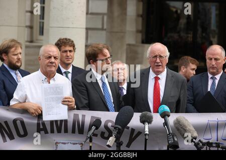 Der DUP-Abgeordnete Jim Shannon (2. Rechts) sprach vor dem Rathaus von Belfast nach einem Treffen der Opfer der Probleme mit lokalen politischen Parteien und der Republik Irland wegen ihrer Opposition zur britischen Regierung, die alle mit den Problemen verbundenen Strafverfolgungen beenden will. Stockfoto