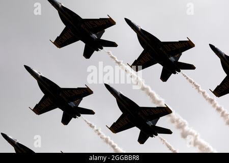 Die U.S. Navy Blue Angels fliegen in Formation über Boston Massachusetts Stockfoto