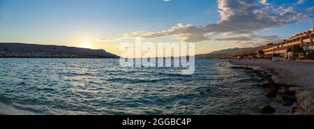 Panoramasicht auf den Sonnenuntergang über dem Meer in Kroatien Stockfoto