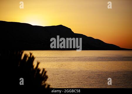 Panoramasicht auf den Sonnenuntergang über dem Meer in Kroatien Stockfoto