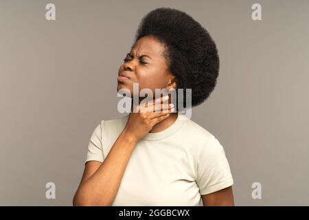 Afro-Frau mit Halsschmerzen, Mandelentzündung, schmerzhaftem Schlucken, starken Schmerzen im Hals Stockfoto
