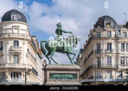 Reiterstandbild Jeanne d’Arc auf dem Platz Place du Martroi, Orleans, Frankreich | Reiterstatue der Jeanne d’Arc auf dem Place du Martroi, Orleans, Fr. Stockfoto