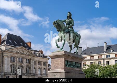 Reiterstandbild Jeanne d’Arc auf dem Platz Place du Martroi, Orleans, Frankreich | Reiterstatue der Jeanne d’Arc auf dem Place du Martroi, Orleans, Fr. Stockfoto