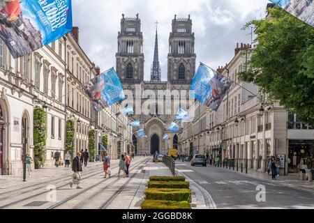 Prachtstraße Rue Jeanne d’Arc und die Kathedrale in Orleans, Frankreich | Rue Jeanne d'Arc und die Sainte-Croix-Kathedrale, Orleans, Frankreich Stockfoto