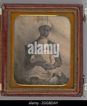 Ohne Titel (Porträt einer Frau, die ein Kind hält), 1850. Schwarz-Weiß-Porträtfoto in einer goldenen Matte und Rahmen eines weißen Kleinkindes in einem Kleid mit einem gestreiften Rock, der auf dem Schoß einer jungen schwarzen Frau in einem weißen Kopfbedeckung und Blumenkleid sitzt. Stockfoto