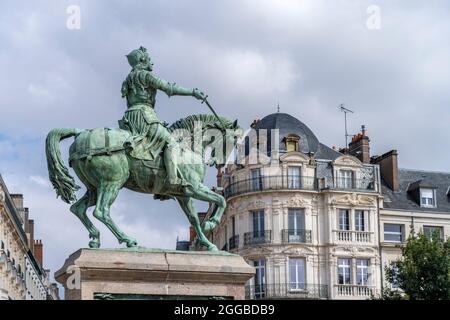 Reiterstandbild Jeanne d’Arc auf dem Platz Place du Martroi, Orleans, Frankreich | Reiterstatue der Jeanne d’Arc auf dem Place du Martroi, Orleans, Fr. Stockfoto