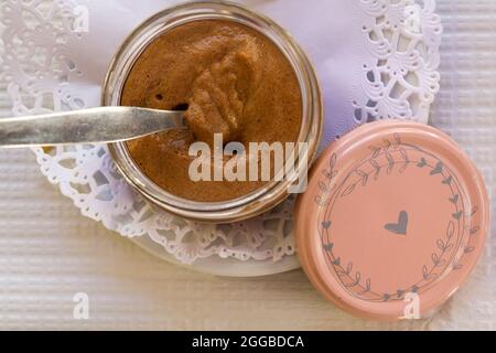 Schokoladenmousse in einem Glasbecher Stockfoto