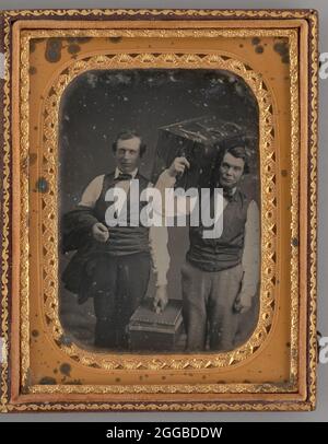 Untitled (Portrait of Two Standing Men Carrying Trunks), 1855. Ein Werk aus Daguerreotypie. Stockfoto
