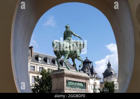 Reiterstandbild Jeanne d’Arc auf dem Platz Place du Martroi, Orleans, Frankreich | Reiterstatue der Jeanne d’Arc auf dem Place du Martroi, Orleans, Fr. Stockfoto