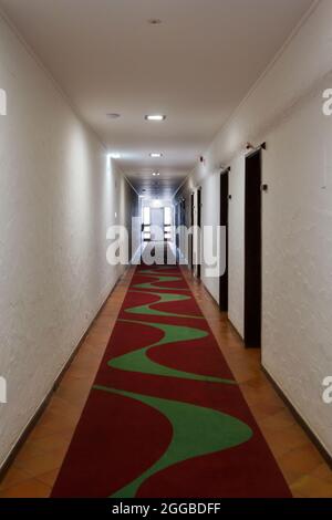 Hotelflur mit Teppich Stockfoto