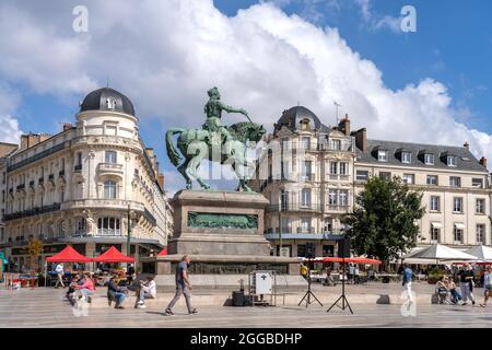 Reiterstandbild Jeanne d’Arc auf dem Platz Place du Martroi, Orleans, Frankreich | Reiterstatue der Jeanne d’Arc auf dem Place du Martroi, Orleans, Fr. Stockfoto