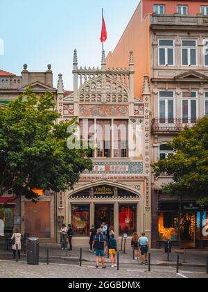 PORTO, PORTUGAL - 05. Jul 2021: Außenansicht der Buchhandlung Livraria Lello und Irmao in Porto, Portugal Stockfoto