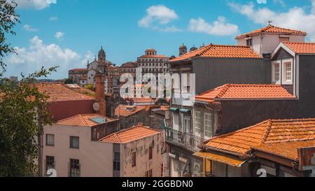PORTO, PORTUGAL - 05. Jul 2021: Eine Fassade von Wohngebäuden in Porto, Portugal Stockfoto