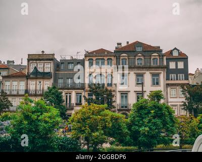 PORTO, PORTUGAL - 05. Jul 2021: Eine Fassade von Wohngebäuden in Porto, Portugal Stockfoto
