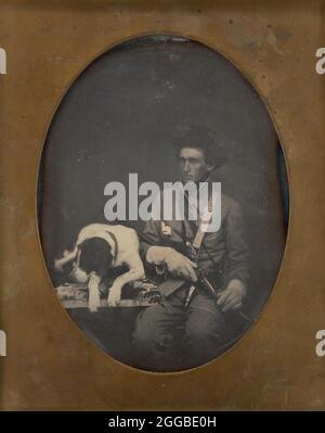 Ohne Titel (Porträt eines sitzenden Mannes in Soldatenuniform mit einem Hund, der links von ihm liegt), 1855. Ein Werk aus Daguerreotypie. Stockfoto