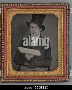 Untitled (Portrait of a man Reading a Newspaper and Wearing a Top hat), 1855. Ein Werk aus Daguerreotypie. Stockfoto