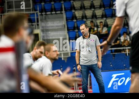 ZAPORIZHZHIA, UKRAINE - 28. AUGUST 2021 - Trainer des HC Motor Zaporizhzhia Gintaras Savukinas ist während des Viertelfinales der SEHA League 2020/2021 abgebildet Stockfoto