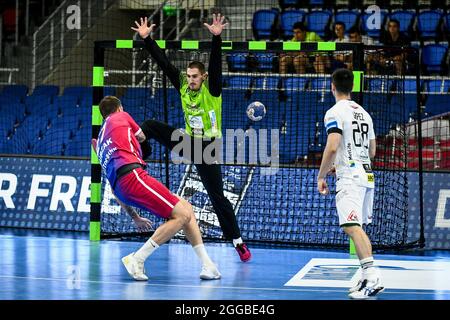 ZAPORIZHZHIA, UKRAINE - 28. AUGUST 2021 - Spieler von HC Motor Zaporizhzhia (blaues Kit) und HT Tatran Presov (weißes Kit) sind während des 2 in Aktion zu sehen Stockfoto