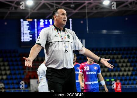 ZAPORIZHZHIA, UKRAINE - 28. AUGUST 2021 - der Trainer der HT Tatran Presov Slavko Goluza ist am Rande des SEHA-Ligaviertels 2020/2021 abgebildet Stockfoto