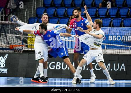 ZAPORIZHZHIA, UKRAINE - 28. AUGUST 2021 - Spieler von HC Motor Zaporizhzhia (blaues Kit) und HT Tatran Presov (weißes Kit) sind während des 2 in Aktion zu sehen Stockfoto