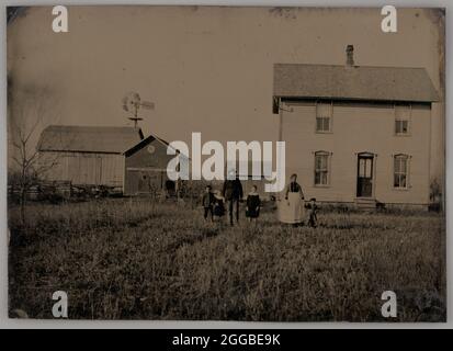 Ohne Titel (EIN Mann, eine Frau und drei Kinder, die vor einem Bauernhaus stehen), 1875. Ein Werk aus Tinnentyp. Stockfoto