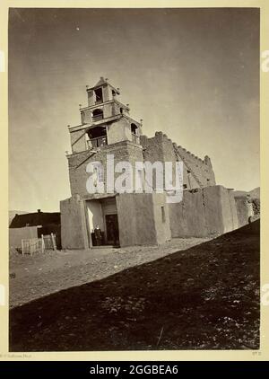 Die Kirche von San Miguel, die älteste in Santa Fe, N.M., 1873. Albumendruck, aus dem Album "Geographical &amp; Geological Explorations &amp; Surveys West of the 100th Meridian," Band 2. Stockfoto