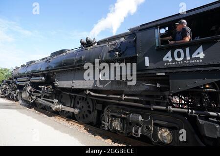 Kirkwood, Usa. August 2021. Ingenieur Kirk Clark bereitet sich darauf vor, die Union Pacific 4014 Big Boy Dampflokomotive am Montag, den 30. August 2021, aus der Amtrack-Station in Kirkwood, Missouri, zu verlegen. Die größte Dampflokomotive der Welt befindet sich auf einer fünfwöchigen Tour, die öffentliche Veranstaltungen in fünf großen Städten sowie kurze Whistlebloops in mehr als 90 anderen Gemeinden umfasst. Foto von Bill Greenblatt/UPI Credit: UPI/Alamy Live News Stockfoto