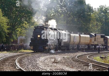 Kirkwood, Usa. August 2021. Die Dampflokomotive Union Pacific 4014 Big Boy fährt am Montag, den 30. August 2021, in den Amtrak-Bahnhof in Kirkwood, Missouri. Die größte Dampflokomotive der Welt befindet sich auf einer fünfwöchigen Tour, die öffentliche Veranstaltungen in fünf großen Städten sowie kurze Whistlebloops in mehr als 90 anderen Gemeinden umfasst. Foto von Bill Greenblatt/UPI Credit: UPI/Alamy Live News Stockfoto