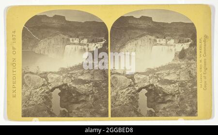 Shoshone Falls, Snake River, Idaho. Schlucht und Naturbrücke, im Vordergrund, 1874. Albumin-Druck, Stereo, nein 50 aus der Serie "Geographische Erkundungen und Erhebungen westlich des 100. Meridian". Stockfoto