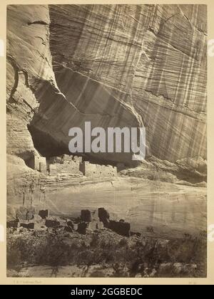 Alte Ruinen in der Ca &#xf1;on de Chelle, N.M. In einer Nische 50 Fuß über präsentieren Ca&#xf1;auf dem Bett., 1873. Albumin-Druck. Stockfoto