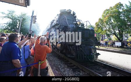 Kirkwood, Usa. August 2021. Die Menschen jubeln und fotografieren die Union Pacific 4014 Big Boy Dampflokomotive, die am Montag, den 30. August 2021, in den Amtrak-Bahnhof in Kirkwood, Missouri, einfährt. Die größte Dampflokomotive der Welt befindet sich auf einer fünfwöchigen Tour, die öffentliche Veranstaltungen in fünf großen Städten sowie kurze Whistlebloops in mehr als 90 anderen Gemeinden umfasst. Foto von Bill Greenblatt/UPI Credit: UPI/Alamy Live News Stockfoto