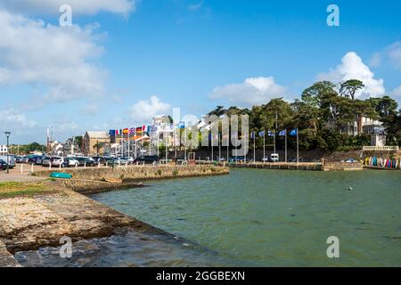 PORNIC, FRANKREICH - 31. Jul 2021: Die Reihen der Flaggen der Mitgliedsstaaten der Vereinten Nationen vor dem Atlantik in Pornic, Frankreich Stockfoto