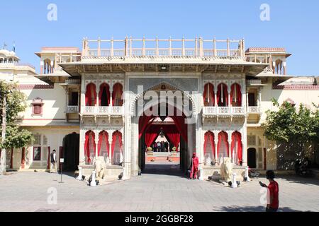 JAIPUR, INDIEN – Feb 20, 2020: Wunderschön dekoriertes Tor zum Stadtpalast in Jaipur Stockfoto