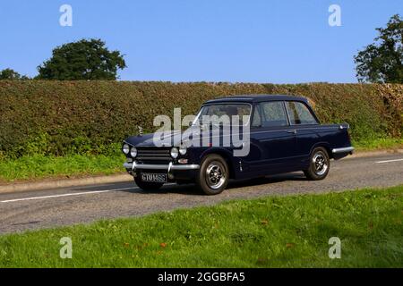 1968 60s Blue Triumph Vitesse 1998ccm Benziner 2dr Limousine auf dem Weg zur Capesthorne Hall Classic August Car Show, Ceshire, Großbritannien Stockfoto