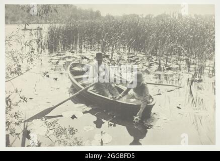 Gathering Water-Lilies, 1886, gedruckt 1886. Ein Werk aus Platindruck, pl. ix aus dem Album "Leben und Landschaft auf den norfolk-Broaden" (1886); Auflage 200. Stockfoto