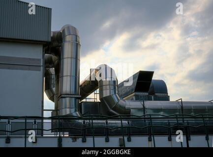 Stahlrohrleitungen in der Ndustrialzone über den blauen Himmel. Industrieller Hintergrund. Stockfoto