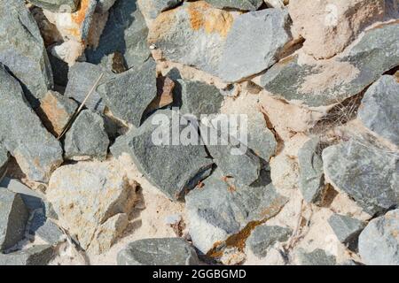 Trümmer aus gebrochenem Beton Zementschutt mit einem großen und kleinen Trümmer. Nahaufnahme des Fotos. Bild kann als Muster oder Hintergrund verwendet werden. Stockfoto